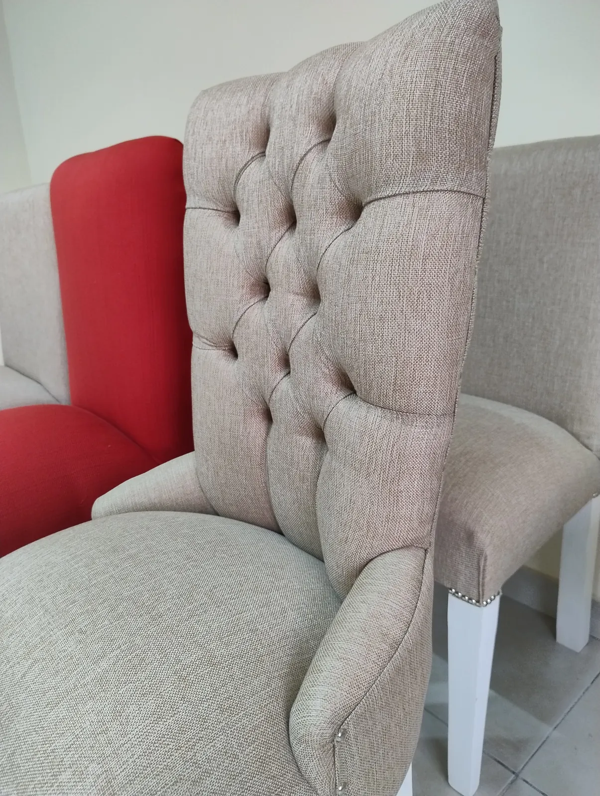 Silla capitoné con apoyabrazos Beige, foto real