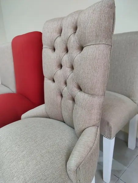 Silla capitoné con apoyabrazos, foto real