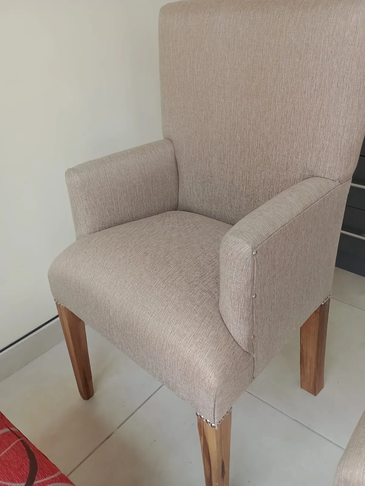 Silla con apoyabrazos Beige, foto real