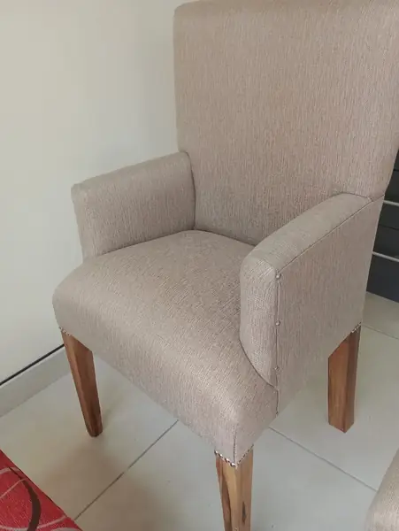 Silla con apoyabrazos, foto real