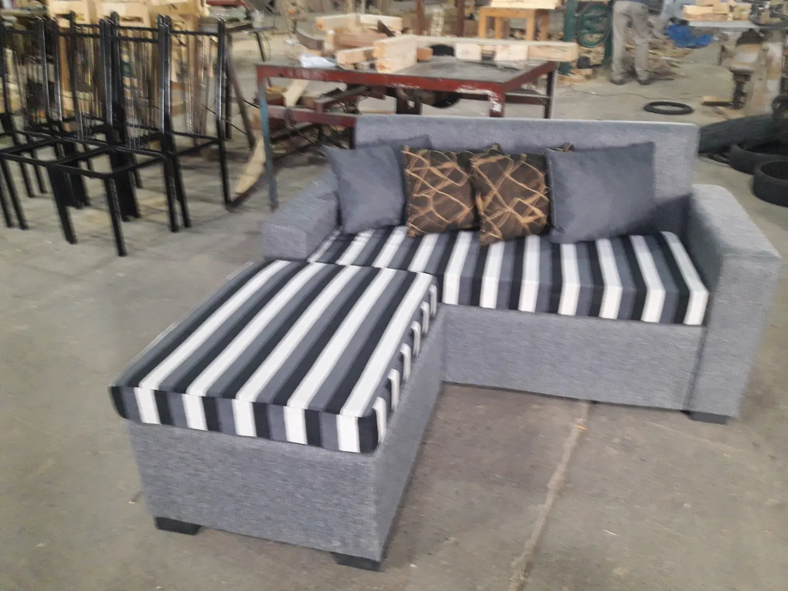 Sillón 2 cuerpos con camastro Gris y rayado, foto real